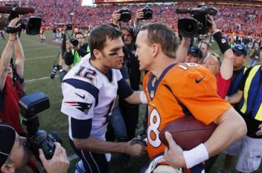 Tom Brady ( esquerda) foi superado pelo rival Manning