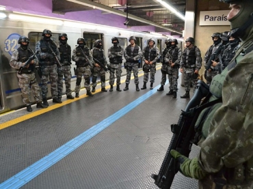 Policiais do Gate durante treinamento no Metr de SP, em outubro de 2013 