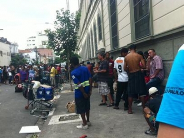 Um dia depois de ao do Denarc na Cracolndia, usurios consomem drogas na rua Baro de Piracicaba