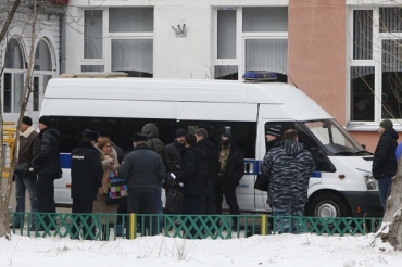 Policiais e autoridades em frente  escola onde ocorreu tiroteio nesta segunda-feira (3), na periferia de Moscou, na Rssia