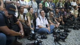 Jornalistas no Rio fazem homenagem a cinegrafista morto em protesto 