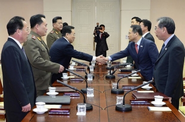Delegaes da Coreia do Norte ( esquerda) e da Coreia do Sul durante encontro nesta quarta-feira (12) na cidade sul-coreana de Panumjom