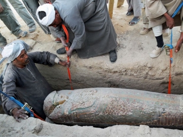 Egpcios desenterram  um sarcfago de madeira preservado que remonta a 1600 A.C