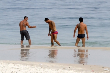 Yuri Fernandes e Felipe Titto curtiram praia no Rio