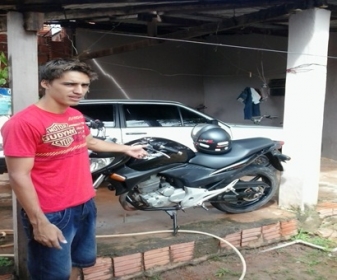 Bruno Mario Moreira de Brito, vulgo Maycon Bruno de posse da moto roubada a mo armada em Alto Paraguai no dia 10/02/2014