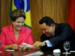 Dilma e Chvez brincam com avies em miniatura durante assinatura de acordo, no Brasil