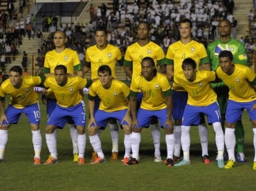 Aps primeiro apago, jogadores entraram em campo, mas voltou a faltar luz no estdio