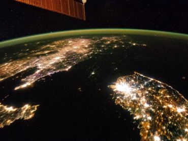 Coreia do Norte (ao centro) aparece sob a escurido entre a China ( esquerda) e a Coreia do Sul ( direita)