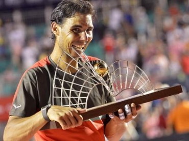 Rafael Nadal morde trofu do Rio Open aps vitria sobre Dolgopolov