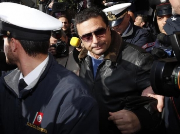 Italiano reagiu com irritao ao assdio de reprteres que o esperavam em terra quando voltou