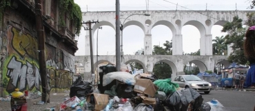 Ruas da Lapa amanheceram com montanhas de lixo nesta segunda-feira (3)