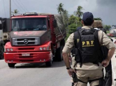 Policiais rodovirios organizaram o trnsito que ficou interditado at a concluso do trabalho de percicia