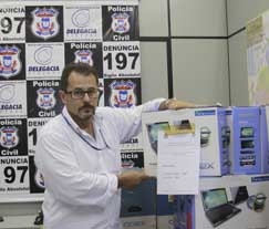 O delegado da Defaz, Carlos Cunha, mostrou  imprensa parte da carga apreendida durante a Operao QBex