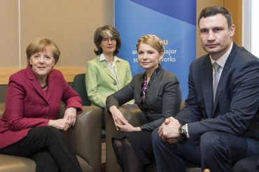 A chanceler da Alemanha, Angela Merkel, posa para foto ao lado da oposicionista ucraniana Yulia Tymoshenko e do ex-boxeador e tambm opositor Vitaly Klitschko em Dublin, na Irlanda