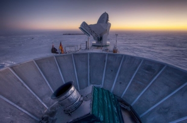 Nesta foto de 2007 o sol se pe por trs do telescpio BICEP2 na Antrtida