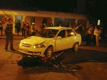 Criana de dois anos, que estava na garupa da moto, morreu aps acidente em Cuiab.