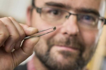 Professor e cientista Graham Pearson com mostra do diamante encontrado em Juna, Mato Grosso