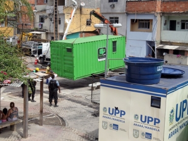 Novo container da UPP  instalado em Manguinhos aps o antigo ter sido incendiado por criminosos