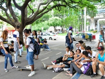 Estudantes encerraram passeata na Praa Alencastro