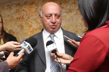 O vereador Ricardo Saad sinaliza pela cassao de Joo Emanuel