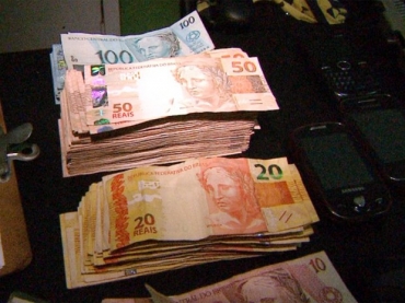 Ladres roubam R$ 13 mil de lotrica, mas so presos em oficina mecnica