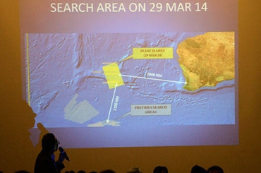 Oficial malaio mostra aos parentes chineses dos passageiros desaparecidos o novo local de buscas pelos destroos do avio