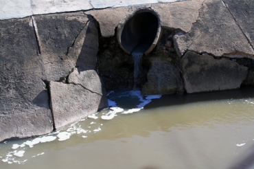 Concreto no tem resistido s chuvas e tem cedido no Crrego Man Pinto