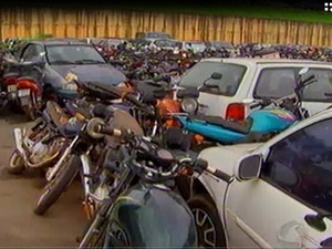 Carros e motos apreendidas lotam ptios do Detran-MT