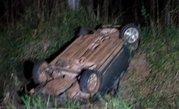 Carro que ex-prefeito conduzia capotou aps colidir com motocicleta durante a noite