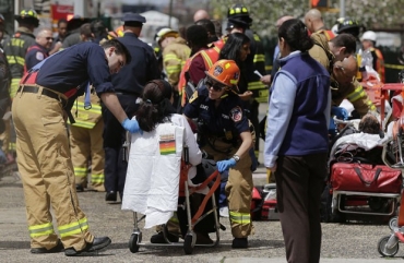 Equipe de bombeiros ajuda mulher que foi retirada do trem que descarrilou no beirro do Queens