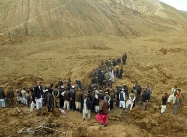 Vrias pessoas procuram por sobreviventes aps o deslizamento de terra que soterrou sexta-feira o vilarejo de Abi-Barik, na provncia de Badakhshan, no norte do Afeganisto