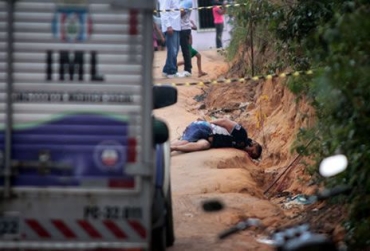 Ex-presidirio  morto com cindo tiros prximo a praa em Mato Grosso