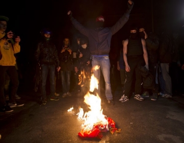 Manifestante pr-Ucrnia queima bandeira russa em Odessa, onde houve mortes em incndio