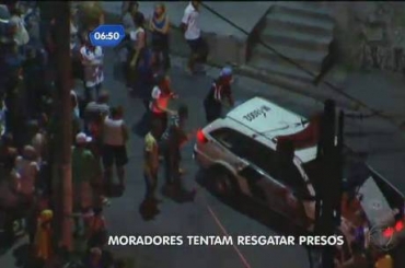 Moradores tentaram abrir o porta-malas da viatura policial