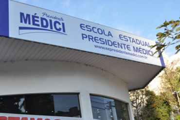 A escola fica localizada na Avenida Mato Grosso, no bairro Aras, regio central de Cuiab