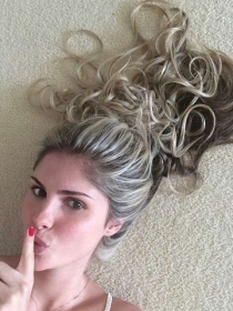 Brbara Evans fez pose para postar foto de seu cabelo no Instagram