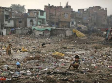 Menino indiano defeca ao ar livre em um bairro de Nova Dli, em novembro de 2012. 600 milhes de pessoas defecam em pblico no pas