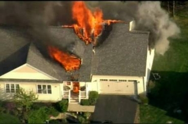 Cmera em helicptero flagrou a exploso da casa em New Hampshire