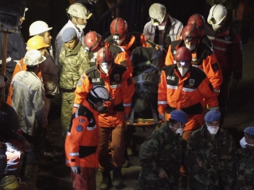 Equipe de resgate retira corpo de uma das vtimas do soterramento em mina na Turquia