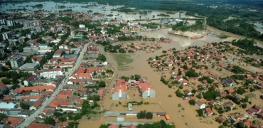 Vista area mostra inundao na cidade de Obrenovac, na Srvia, nesta segunda-feira (19)