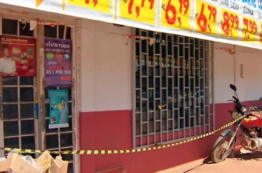 Um rapaz morreu e outro ficou ferido aps tentativa de assalto em mercado de Cuiab