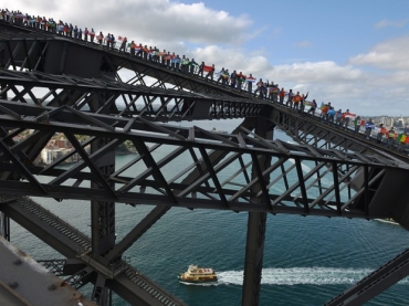 Centemas de pessoas escalaram a Sydney Harbour Bridge na tentativa de quebrar o recorde mundial para o maior nmero de pessoas sobre a ponte de uma s vez, ao todo 340 pessoas quebraram o antigo recorde de 316 de 2008