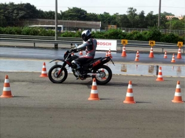 Piloto testa moto com freios ABS em pista da Bosch, em Campinas