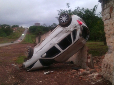 Carro capotou na tarde deste domingo na MT-251