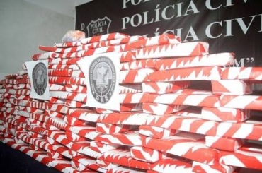 Polcia encontrou maconha em assoalho de veculo