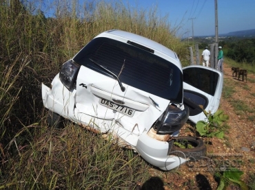 O Ford ka saiu da pista e foi parar h quase 20 metros abaixo numa ribanceira