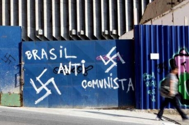 Considerado crime, o neonazismo publica smbolos, emblemas, ornamentos, distintivos ou propaganda da sustica