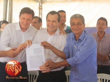 Em 2013 o ento Ministro da Pesca Marcelo Crivella, o Governador Silval Barbosa e o Prefeito Neurilan Fraga durante ato de assinatura do convnio. 