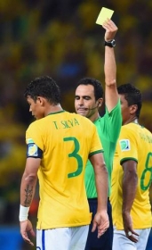 Thiago Silva  advertido com o amarelo