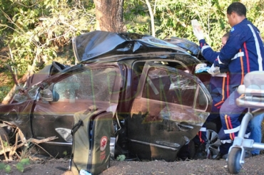 Aps perder o controle, o carro bateu em uma rvore: trs mortos e dois feridos